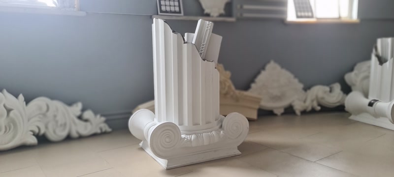 Elemente Decorative Coloana din Poliuretan Model Clasic Coloana din poliuretan este un element arhitectural decorativ conceput pentru a aduce structura si volum in amenajarea interioara sau exterioara a locuintei. Atunci cand am planificat renovarea zonei de zi din casa noastra, ne-am dorit o delimitare eleganta intre living si holul de acces fara a construi pereti masivi. Modelul de coloana P5840 cu caneluri si interior cavitar s-a dovedit solutia ideala, avand o densitate de aproximativ 150-220 kg/m³ (țintă ~160 kg/m³) care ofera o rezistenta excelenta la impact si o greutate redusa ce nu incarca placa de beton.
In spatiul nostru de locuit, am combinat profilul vertical P5840 cu baza ionica P5240I pentru a crea un punct de interes vizual langa locul de luat masa. Lipirea si montajul s-au realizat extrem de usor folosind un adeziv dedicat pentru poliuretan, aplicat la o temperatura mediului cuprinsa intre +5°C si +30°C. Dupa o finisare usoara a imbinarilor cu o hartie abraziva de granulatie 240, suprafata a fost pregatita perfect pentru vopsire, transformand un colt obisnuit intr-un detaliu arhitectural plin de caldura.
Amplasarea acestor elemente decorative intr-o zona cu trafic intens din casa a demonstrat durabilitatea materialului in utilizarea zilnica. Deoarece poliuretanul de inalta densitate are o rata de absorbtie a apei de sub 1%, curatarea se face rapid doar cu o laveta umeda, fara grija ca materialul se va umfla sau se va deteriora in timp. Rezistand impecabil la fluctuatii termice intre -100 °C / +80 °C, coloana isi mentine forma si detaliile sculpturale intacte de la un anotimp la altul.
Pentru finisajul final, am aplicat 2 straturi de vopsea lavabila satinata intr-o nuanta calda de crem, potrivita cu plintele si ancadramentele existente. Cavitatea interioara a coloanei P5840 permite inclusiv mascarea discreta a cablurilor electrice sau integrarea unei benzi LED pentru un iluminat ambiental placut seara. Alegerea poliuretanului in locul ipsosului traditional ne-a salvat timp pretios, a eliminat praful din procesul de montaj si a oferit locuintei noastre un aspect ingrijit si primitor.