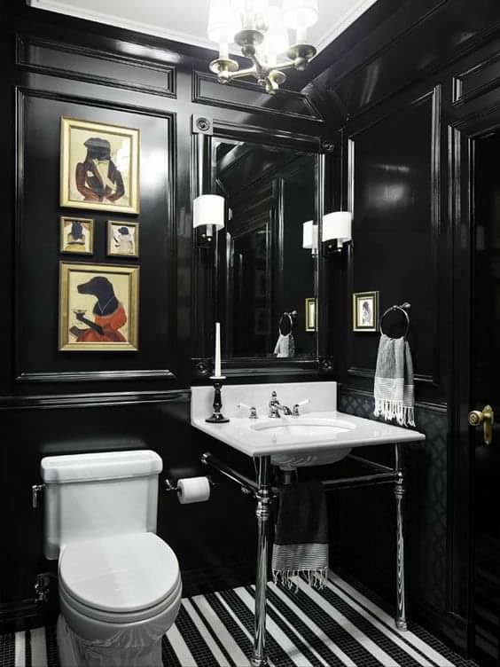 Profil Poliuretan P85008 cu Design Negru Glossy Pentru Baie Profilul din poliuretan P85008 este un element arhitectural de contur utilizat pentru crearea casetelor decorative pe pereți în spații cu umiditate variabilă. În baia noastră de oaspeți, am ales să ieșim din tiparele clasice ale placărilor cu ceramică și am creat un decor teatral, bazat pe un contrast puternic. Cu o densitate ridicată de 150-220 kg/m³ (țintă ~160 kg/m³), acest profil din poliuretan rezistă excelent la stropii ocazionali de apă și la schimbările de temperatură dintre -100 °C / +80 °C. Am vopsit întreaga suprafață a peretelui într-un negru profund glossy, iar baghetele decorative dau o structură tridimensională sofisticată întregului spațiu.
Oaspeții care ne trec pragul rămân mereu impresionați de intimitatea și eleganța pe care o oferă această baie mică. Iluminatul cald provenit de la aplicele laterale se reflectă fermecător pe suprafața lucioasă a pereților, creând o atmosferă primitoare și relaxantă. Lângă zona de lavoar cu picioare metalice cromate, profilul din poliuretan P85008 încadrează o oglindă generoasă care sporește senzația de spațiu. Absorbția de apă a materialului fiind de sub 1%, peretele rămâne protejat în timp, fără risc de umflare sau deformare.
Alegerea finisajelor a fost un proces plăcut în care am îmbinat funcționalitatea cu pasiunea pentru artă. Pe peretele lateral, am creat două casete dreptunghiulare utilizând bagheta din poliuretan P85008, în interiorul cărora am expus tablouri mici cu rame aurii. Parchetul ceramic cu dungi albe și negre completează vizual podeaua, oferind dinamism și echilibru cromatic. Montajul s-a realizat extrem de ușor cu adeziv hibrid special, iar îmbinările au fost finisate fin cu șmirghel de granulație 220 înainte de aplicarea celor 2 straturi de vopsea lavabilă acrilică.
Un astfel de proiect demonstrează că băile mici pot deveni adevărate bijuterii de design atunci când se folosesc profilele decorative potrivite. Profilul din poliuretan P85008 permite personalizarea nelimitată a pereților prin vopsire în orice culoare dorită, de la tonuri închise dramatice până la nuanțe pastelate calde. Este soluția ideală pentru proprietarii de locuințe care își doresc o schimbare spectaculoasă fără lucrări complexe de zidărie.