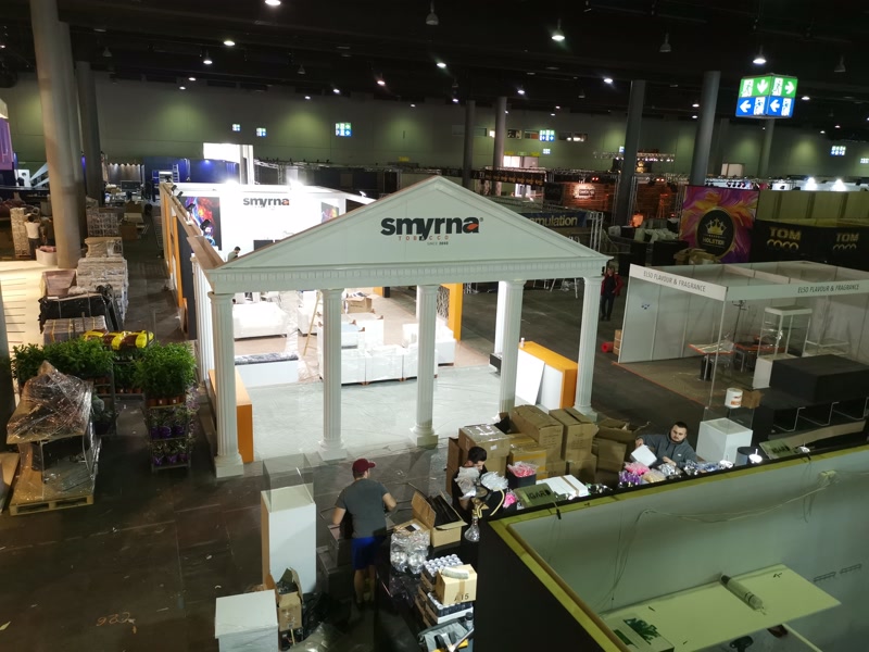 Stand expozițional cu coloane din poliuretan alb P5830 și ancadramente decorative P1456 în stil neoclasic.
