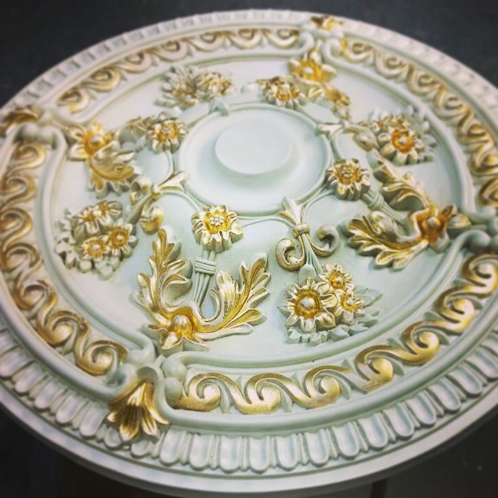 Rozetă circulară din poliuretan model P672 în nuanță verde mentă cu ornamente florale aurii pentru tavan.