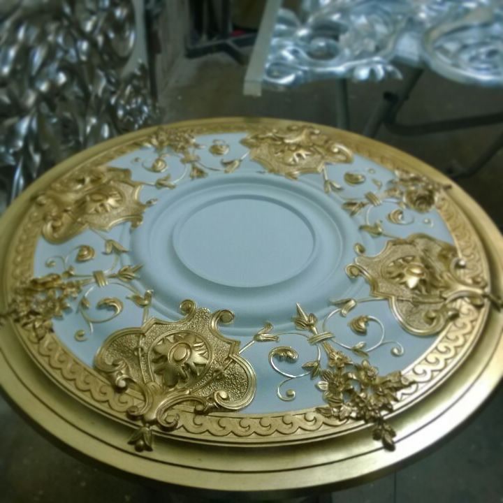 Rozetă din poliuretan P721 pictată în nuanțe de albastru pastel și reliefuri decorative aurii pentru tavan.