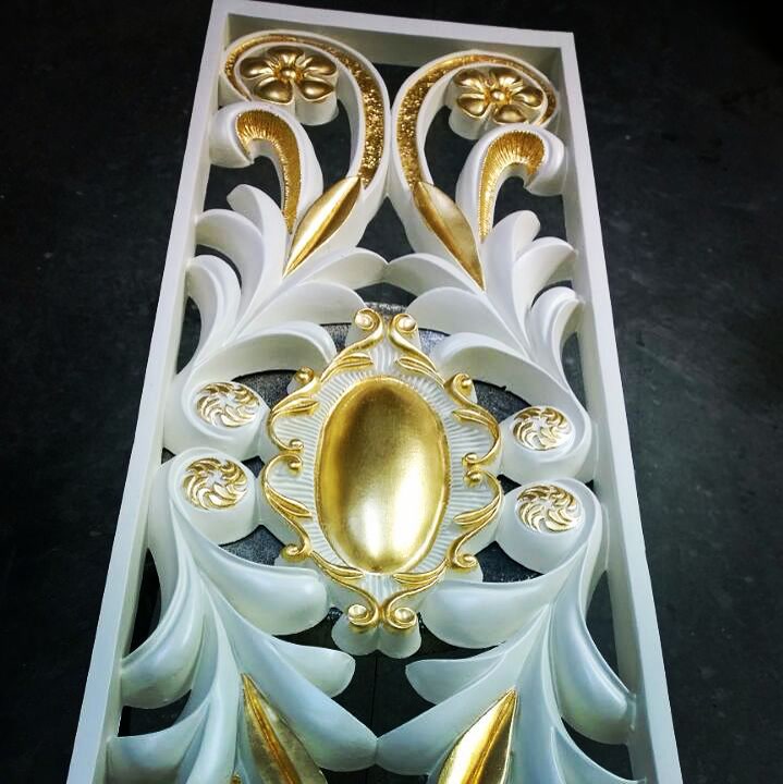 Panou decorativ din poliuretan P8107 alb cu aplicații din foiță aurie și motive florale sculptate în relief.