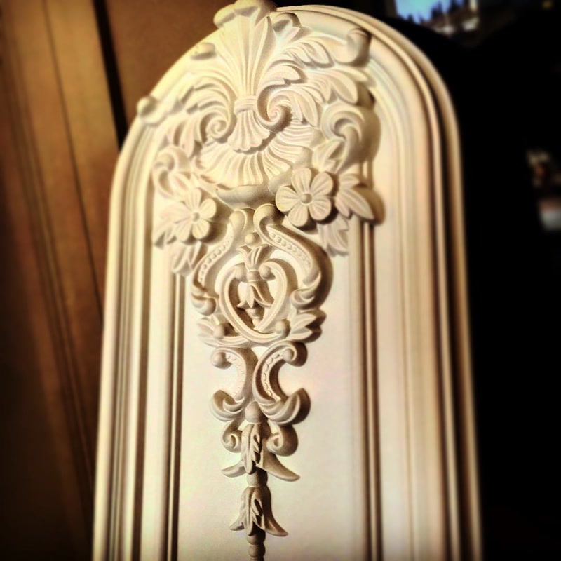 Panou decorativ din poliuretan cu relief sculptat clasic P9135 în nuanțe calde pe perete de vila.