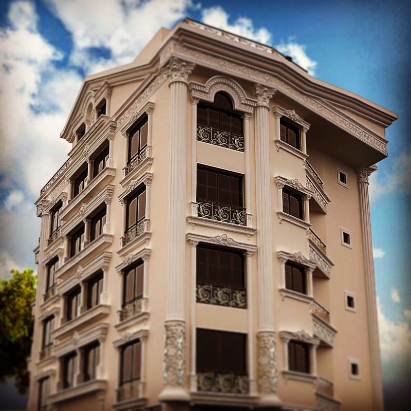 Fațadă de hotel clasic decorată cu coloane din poliuretan, ancadramente de ferestre și frontoane crem.