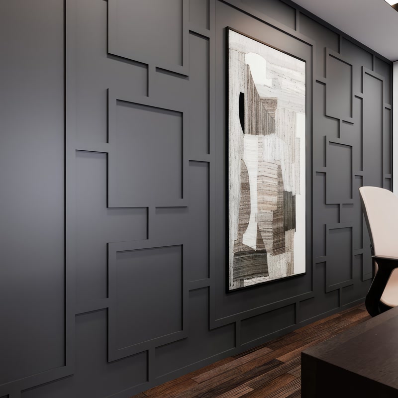 Profil Poliuretan P851350 pentru Perete Accent Grafit Profilul decorativ din poliuretan P851350 este o soluție tehnologică modernă destinată placării peretelui accent din sufragerie sau birou, oferind stabilitate dimensională excelentă. În propria noastră casă, am dorit să creăm o atmosferă primitoare și unică în zona de lucru și relaxare din living, alegând o nuanță profundă de antracit grafit. Suprafața peretelui capătă o dinamică spațială tridimensională prin suprapunerea geometrică a baghetelor, creând cadre rectangulare de diferite dimensiuni. Ieșirile în relief prind viață odată cu lumina ambientală de seară, transformând un simplu perete tencuit într-o structură arhitecturală confortabilă.

Alegerea materialului a fost esențială pentru durabilitatea amenajării pe termen lung. Spre deosebire de lemnul tradițional sau ipsosul casant, elementele din poliuretan de înaltă densitate de aproximativ 150-220 kg/m³ (țintă ~160 kg/m³) oferă o rezistență deosebită la impact și zgârieturi accidentale. Cu un coeficient de absorbție a apei de sub 1%, materialul nu se deformează și nu crapă la schimbările de umiditate din casă. Toleranța termică cuprinsă între -100 °C / +80 °C asigură o stabilitate impecabilă chiar și în apropierea radiatoarelor sau a corpurilor de iluminat care generează căldură.

Iubim modul în care nuanța închisă a peretelui decorat cu profilul P851350 pune în valoare restul elementelor din cameră. Tabloul vertical cu accente calde de crem și maro se potrivește perfect pe fundalul mat, în timp ce parchetul din lemn natural aduce căldura de care are nevoie întreaga familie. Montajul s-a realizat extrem de curat utilizând adeziv structural dedicat, iar îmbinările au fost finisate facil cu un șmirghel fin de granulație 240 înainte de aplicarea vopselei lavabile pe bază de apă în 2 straturi.

Această zonă a devenit rapid colțul preferat din locuință, unde ne adunăm pentru lectură sau lucru liniștit de acasă. Textura reliefată a peretelui conferă o senzație de intimitate și profunzime, transformând fiecare moment petrecut aici într-o experiență vizuală plăcută. Pentru oricine își dorește o renovare cu impact vizual deosebit și o întreținere facilă prin simplă ștergere cu o lavetă umedă, baghetele din poliuretan reprezintă alegerea perfectă pentru acasă.