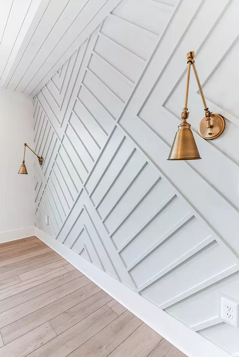 Perete Decorativ Geometric  Perete decorativ geometric realizat din baghete de poliuretan: romburi și chenare cu muchii precise, montaj cu adeziv și finisaj vopsit ton pe ton, 