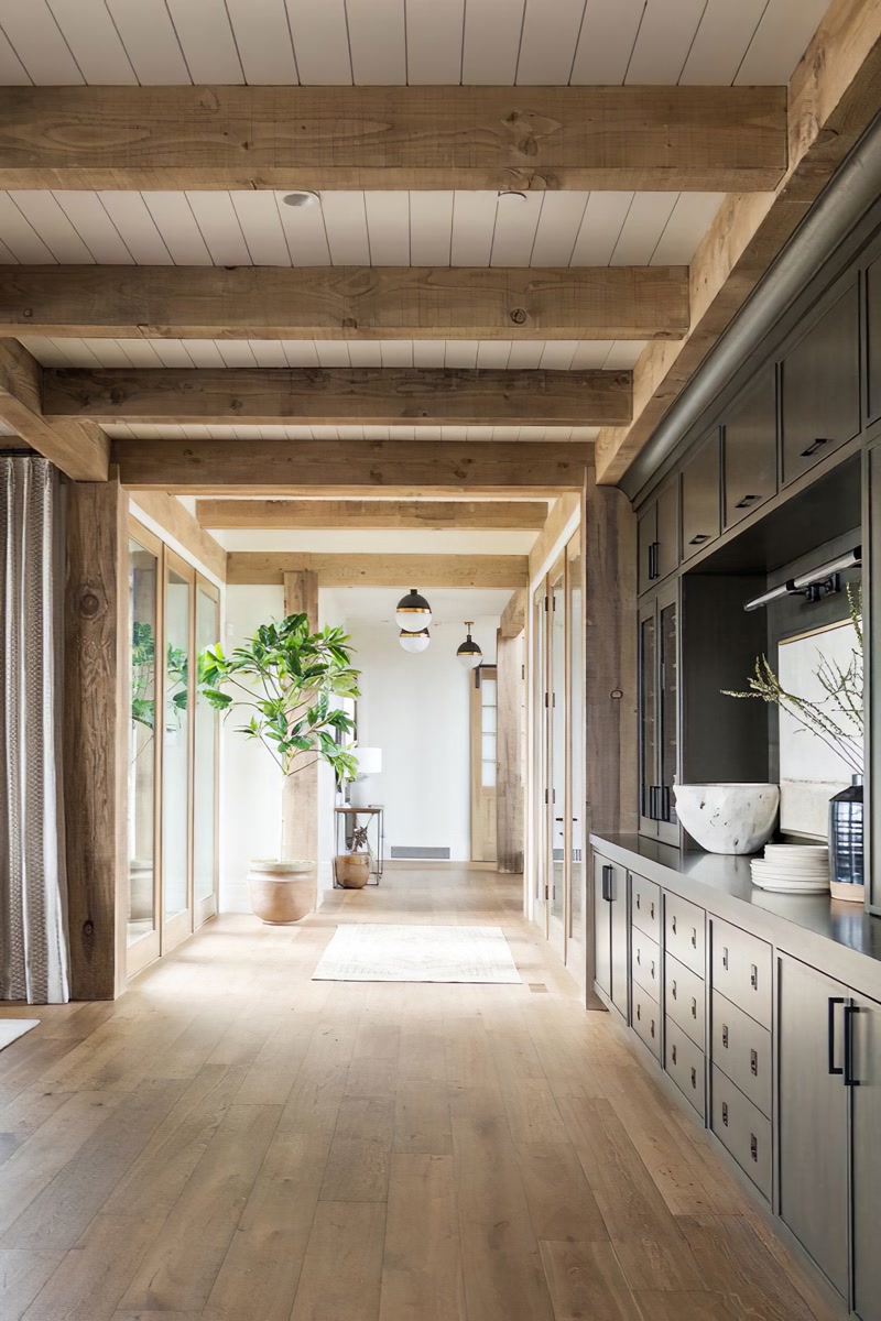 Amenajare Hol Rustic  Idei de amenajare rustică pentru hol: grinzi decorative, console și panouri din poliuretan turnat, cu textură de lemn, montaj simplu și întrețin