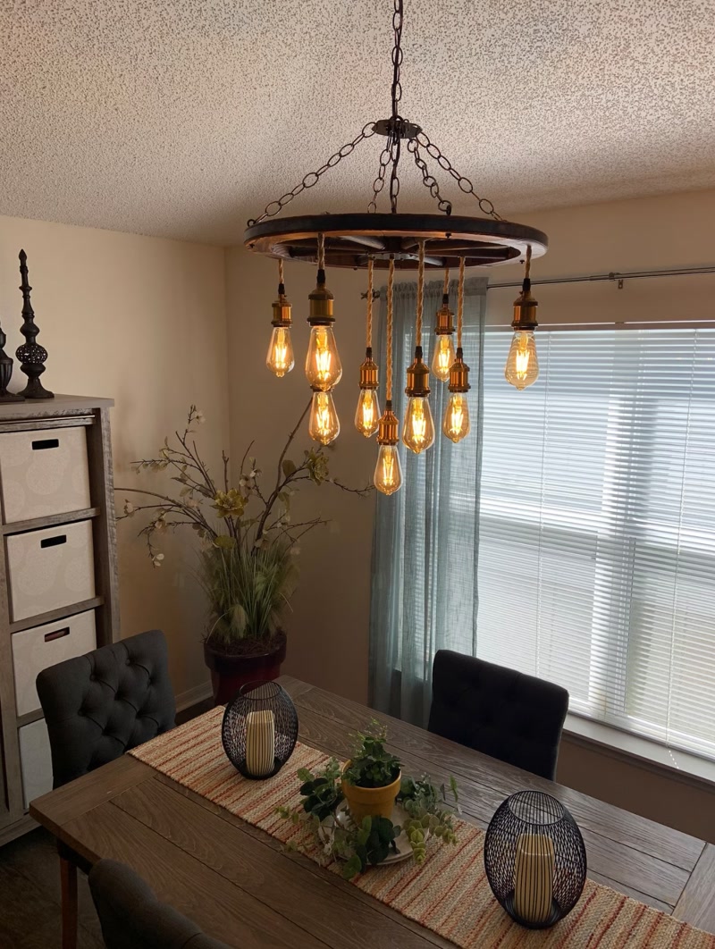 Roată decorativă din poliuretan cu aspect de lemn rustic Roată decorativă din poliuretan P1950A cu aspect de lemn rustic maro, fixată pe tavan alb într-o vilă clasică.