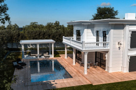 Magnifice of Elegance Luxury Classic Villa Exterior Exteriorul vilei clasice de lux se dezvăluie cu o eleganță și măreție magnifică.Acest design orbitor reflectă o estetică impecabilă, împodo