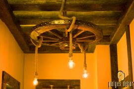 Decor rustic din lemn cu grinzi de tavan