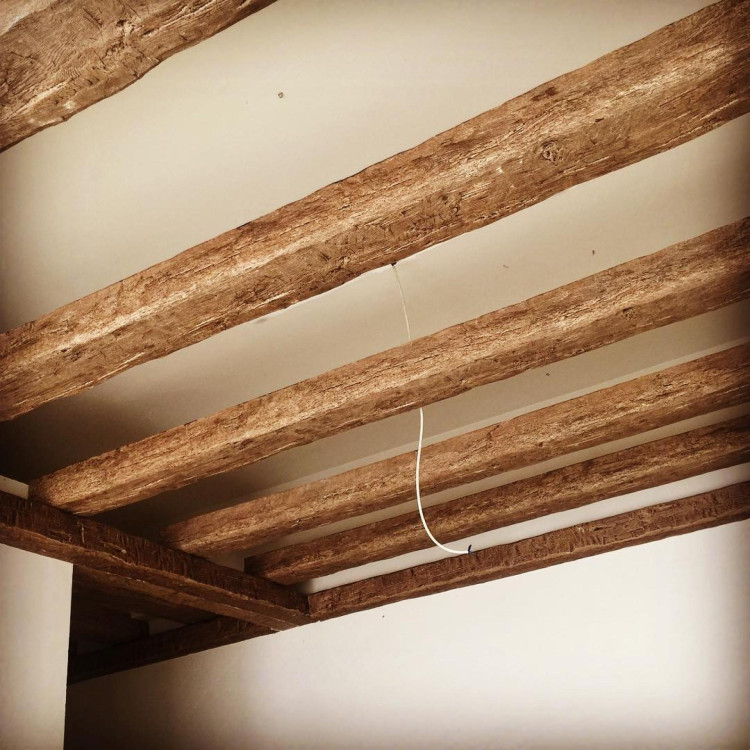 Modern Rustic Homes Decorating Ideas The most characteristic feature of rustic decoration is that it always emphasizes naturalness. Natural organic materials such as stone and wood are used.