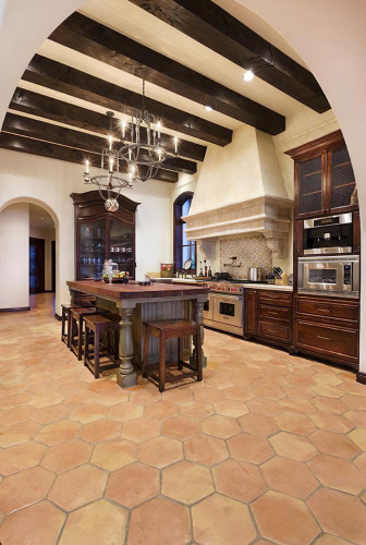 Rustic Kitchen Decorating Ideas rafter beams Rustic Decoration Trend With the intensification of city life, people's longing for nature, which is stuck between concrete and buildings, is increasing day by day. While wood is the main theme, you can also choose different furniture such as natural stones, marbles and color tones found in nature.