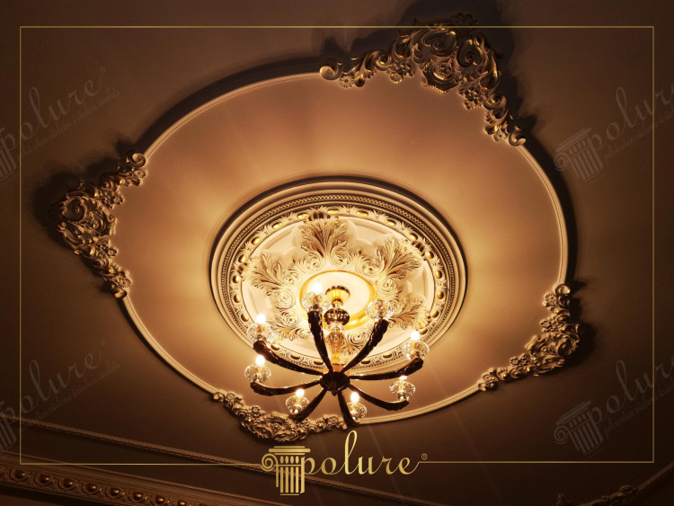 Decorare tavan living ornament poliuretan Decorul din poliuretan pentru decorarea tavanului livingului este modalitatea perfectă de a crea o atmosferă modernă și elegantă. Materialul poliuretanic se remarcă prin structura sa ușoară și durabilitate și oferă o soluție decorativă de lungă durată integritate estetică.