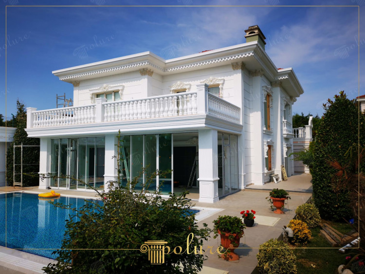 Atingeri contemporane în arhitectura clasică a vilelor Exterioarele clasice ale vilelor reprezintă frumusețe și magnifică, în general simetrice, aceste vile atrag atenția prin coloanele lor elegante și cu decorul detaliat, ferestrele și ușile mari permit intrarea multă lumină naturală. Materialul din poliuretan folosit pe fațade adaugă o atmosferă istorică streașina de acoperiș și balcoanele elegante sunt clasice. Vilele arată ca lucrări de artă, cu grădinile lor verzi și designul peisagistic.