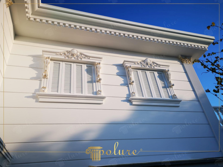 Coloană din poliuretan de artă clasică de fațadă și detalii decorative ale stâlpului  Importanța decorațiunii exterioare în amenajările clasice de vile este de netăgăduit Coloanele din poliuretan, capitelurile de coloană corintică și stâlpii ferestrelor care dau un aspect estetic sunt elemente indispensabile ale acestui stil Vila din imagine prezintă elemente arhitecturale tradiționale cu o notă modernă În timp ce capitelurile de coloană în stil corint adaugă o autoritate elegantă arhitecturii, ferestrele detaliate evidențiază caracterul clădirii inspirați pe cei care caută idei clasice de decorare exterioară Pentru proprietarii de vile și arhitecți, aceste detalii constituie cele mai bune exemple de combinare a eleganței tradiționale cu tehnologia materialului modern.