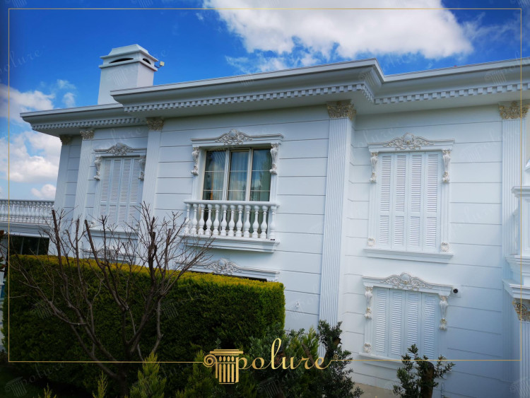 O notă elegantă pentru casa dvs. Decorații exterioare clasice și aplicații cu panouri din poliuretan Design-urile exterioare clasice sunt ideale pentru a oferi vilelor tale un aspect elegant și sofisticat Vila prezentată în imagine oferă un exterior bogat în eleganță și estetică. Creați o compoziție bogată în exterior. În timp ce adaugă adâncime și caracter, acoperirile din poliuretan oferă o textură estetică pentru suprafețele netede ale peretelui. Fiecare dintre aceste elemente este o combinație de materiale moderne și de design tradițional Integritatea vizuală, în special, utilizarea badastrolului aduce estetica în prim-plan în detaliile exterioare, cum ar fi balcoanele și pervazurile. Aceste caracteristici sunt fațade exterioare clasice.