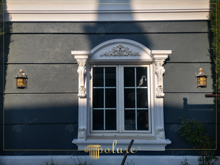 Ferestre estetice Design clasic de fațadă cu decorațiuni din poliuretan Decoratiile din poliuretan sunt elementele cheie pentru a obtine estetica si eleganta in designurile exterioare clasice moderne. Vila prezentata in imagine ofera o vizibilitate bogata cu montantul din poliuretan alb din jurul ferestrei, in timp ce contraforturile si montantul ferestrei ofera atat un suport cat si o calitate decorativa structurii, acoperirile din panouri din poliuretan nu oferă doar frumusețe, ci și protejează împotriva factorilor externi Prin combinarea arhitecturii tradiționale cu materialele moderne, acest design are potențialul de a transforma exteriorul oricărei case într-o operă de artă unică shadow subliniază și mai mult aceste caracteristici decorative, ducând designul clasic al fațadei la nivelul următor.