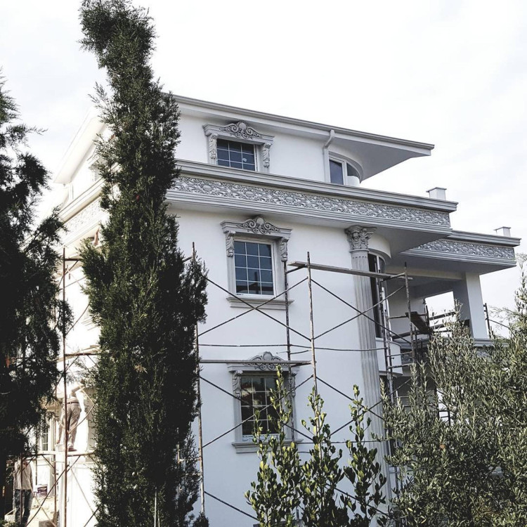 Decor exterior clasic de vila Acoperirile și decorațiunile pe care le puteți crea cu produsele și serviciile de placare a fațadei vilei reflectă gustul și bogăția dumneavoastră.