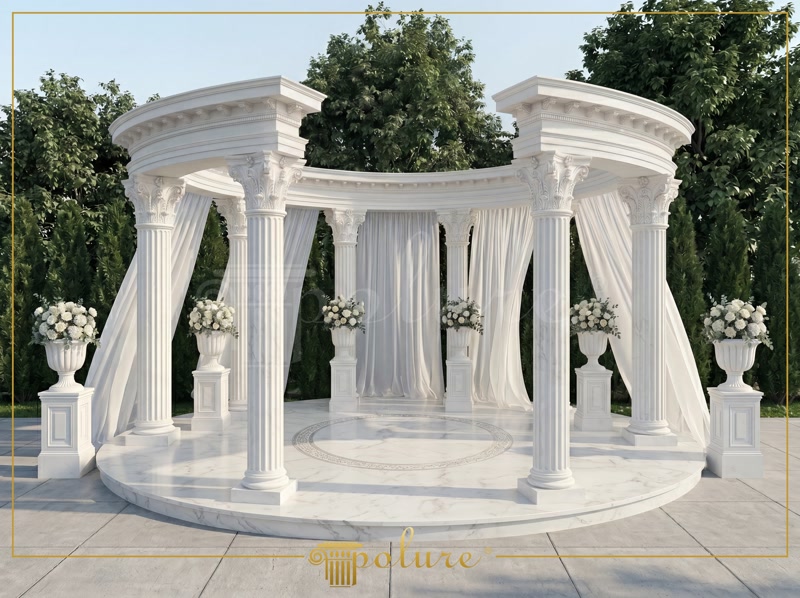Gazebo alb circular în stil clasic cu coloane canelate din poliuretan, perdele fluide și ghivece decorative.