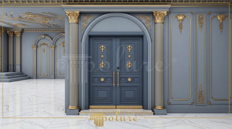Hol clasic cu uși duble albastre, ancadramente decorative din poliuretan, pilaștri P5020 și detalii aurii.