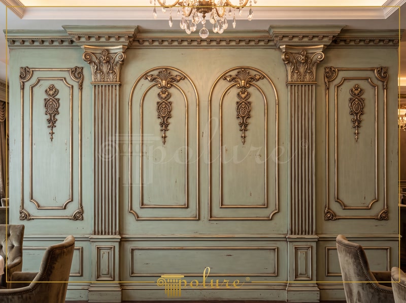 Panouri decorative din poliuretan verde pastel cu detalii aurii și pilastri neoclasici în livingul casei
