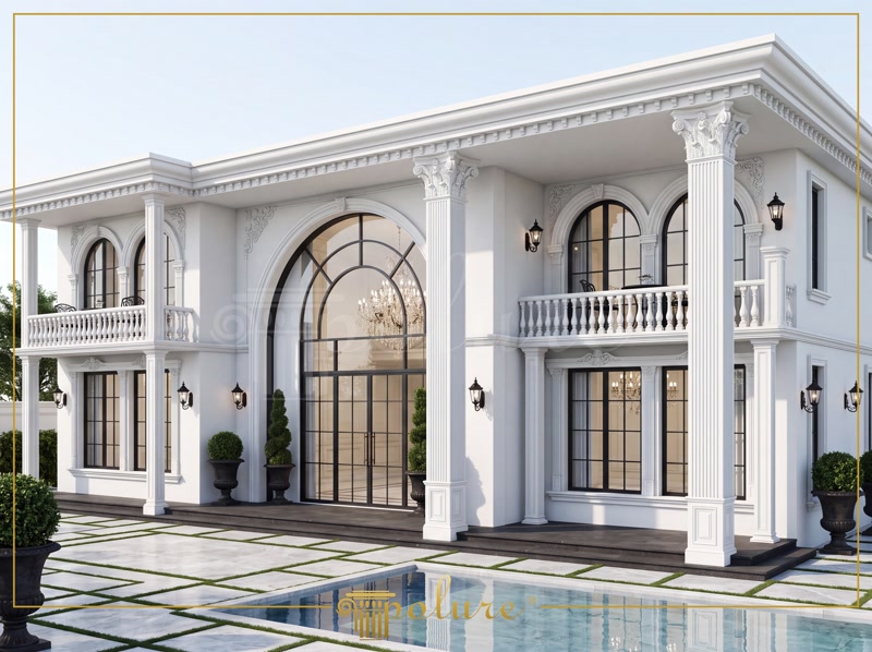 Fațadă de vilă albă cu profiluri din poliuretan, coloane decorative P5020 și ferestre boltite lângă piscină.