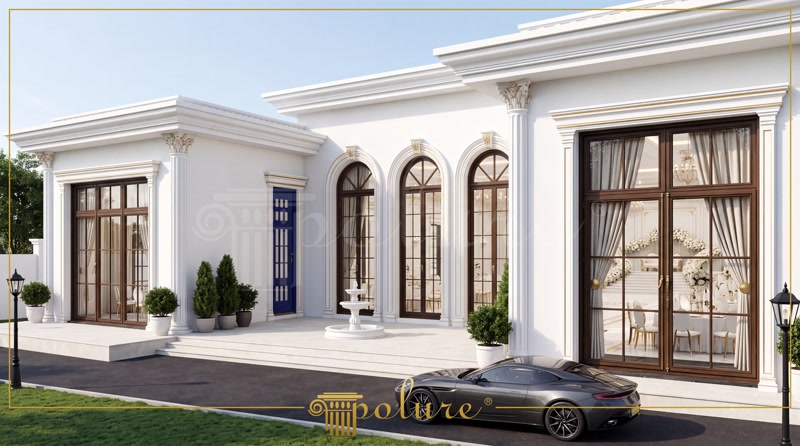 Fațadă exterioară albă decorată cu profile din poliuretan, ferestre în arcadă, pilaștri clasici și detalii aurii.