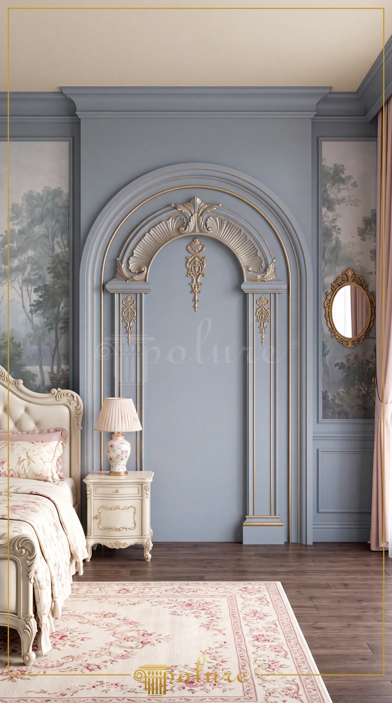 Dormitor clasic cu arcadă din poliuretan albastru pastel, profiluri P14D30, accente aurii și noptieră elegantă.