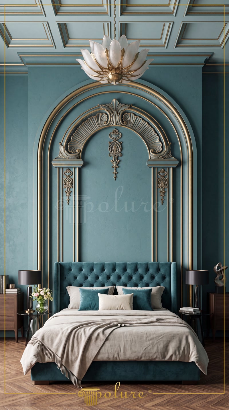 Dormitor clasic cu pat din catifea albastră, perete decorat cu arcadă din poliuretan aurie și candelabru.