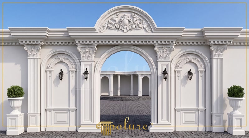 Portal monumental din poliuretan cu arcadă rotundă, pilatri decorați și felinare clasice la intrarea în curte.